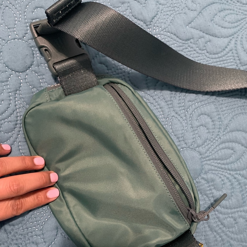 Lululemon Everywhere Belt Bag 1L - Picture 6 of 10